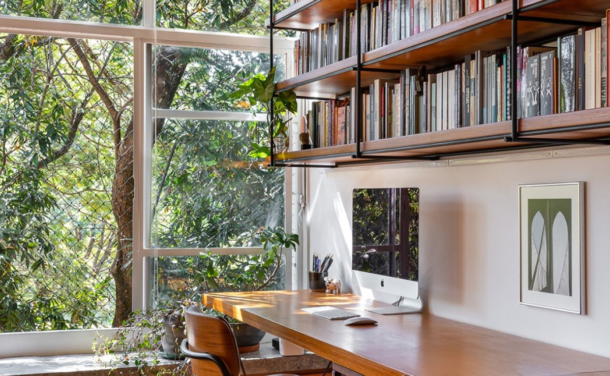 Quarto Pequeno Criativo com Prateleiras Aéreas: Livros e Plantas ao Alcance! - detalhe