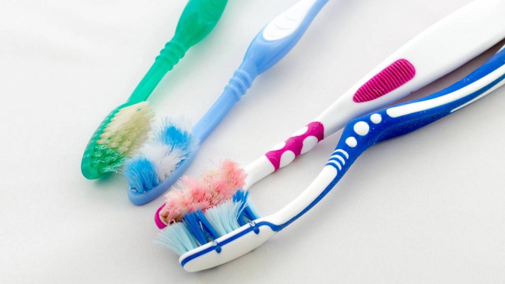 Escova de Dentes Velha na Limpeza Pesada: Detalhes Impecáveis Sem Esforço! - detalhe