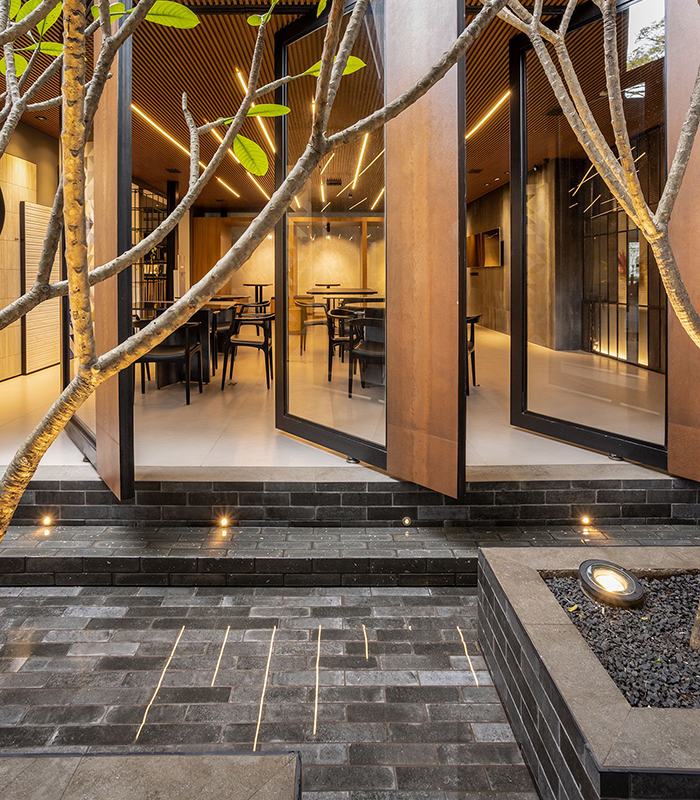 Piso Flutuante Escuro com Plantas: Natureza Dentro de Casa - ideia