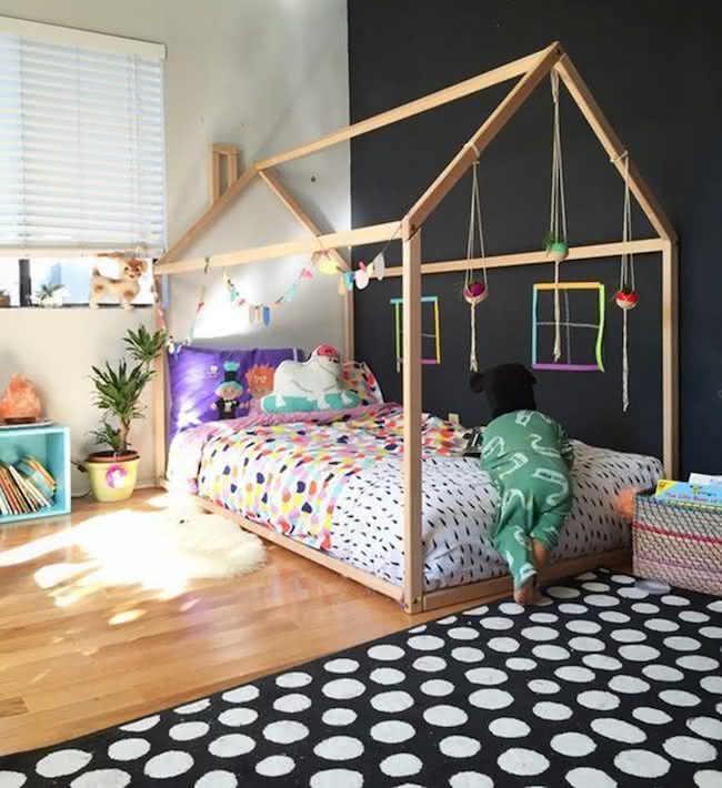 Quarto Montessoriano Vibrante com Cores Primárias e Brinquedos Educativos - ideia