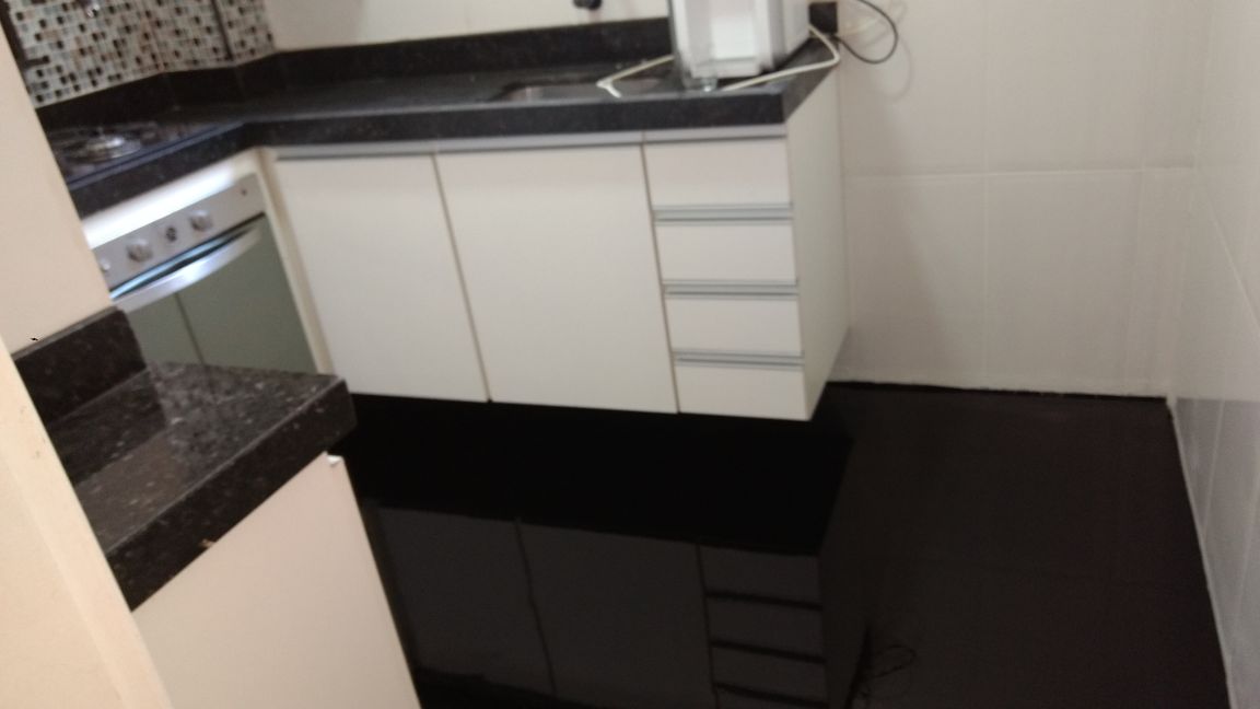 Estilo Retrô Modernizado com Porcelanato Líquido Preto e Branco Geométrico - detalhe