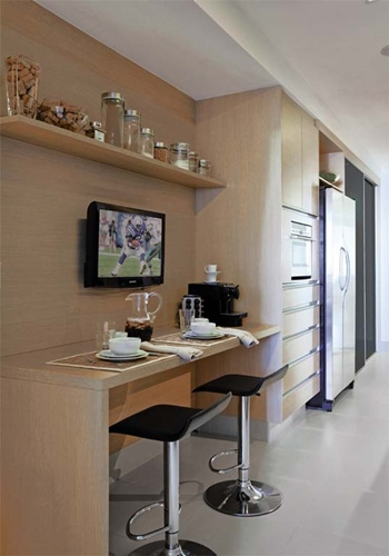 Bancada Estreita com Banquetas Altas: Solução Inteligente para Espaços Minúsculos - inspiração