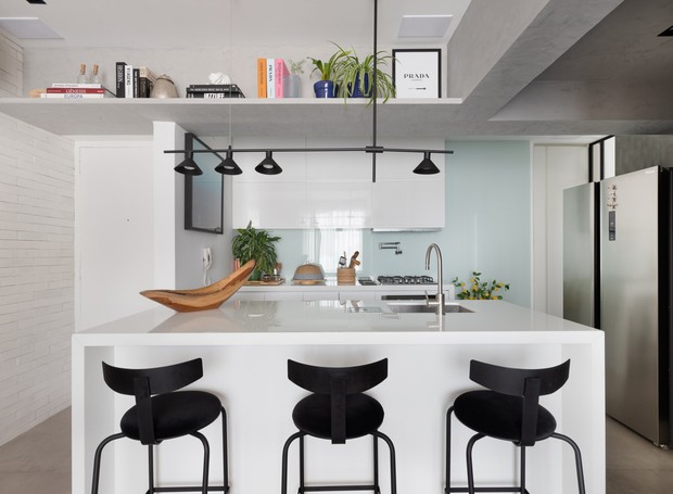 Com Bancada de Quartzo Branco e Luminárias Pendentes - ideia