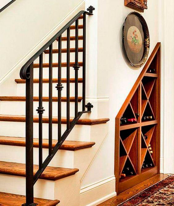 Bar Suspense: A Adega Aconchegante sob a Escada - ideia