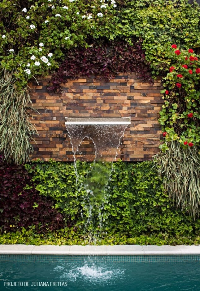 Fonte de Parede Revestida com Mosaicos Coloridos e Suculentas - inspiração