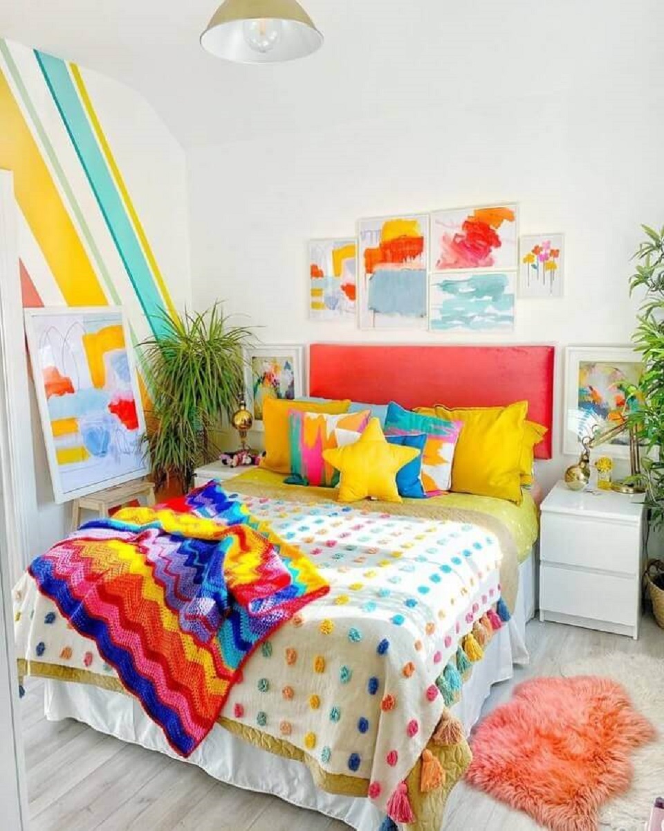 Quarto Pequeno Charmoso com Roupa de Cama Estampada: Cores e Alegria! - inspiração