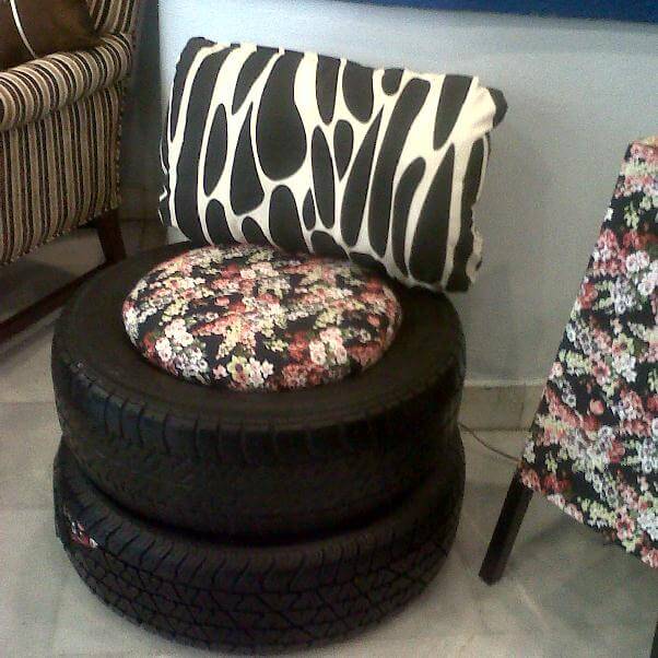 Puff de Pneu com Mosaico de Tecidos: Uma Explosão de Texturas - ideia