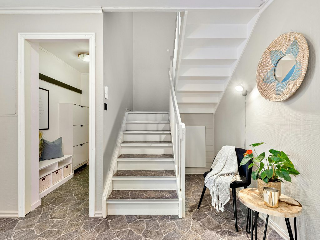 Hall de Entrada Acolhedor com Espelhos e Ganchos Decorativos - ideia