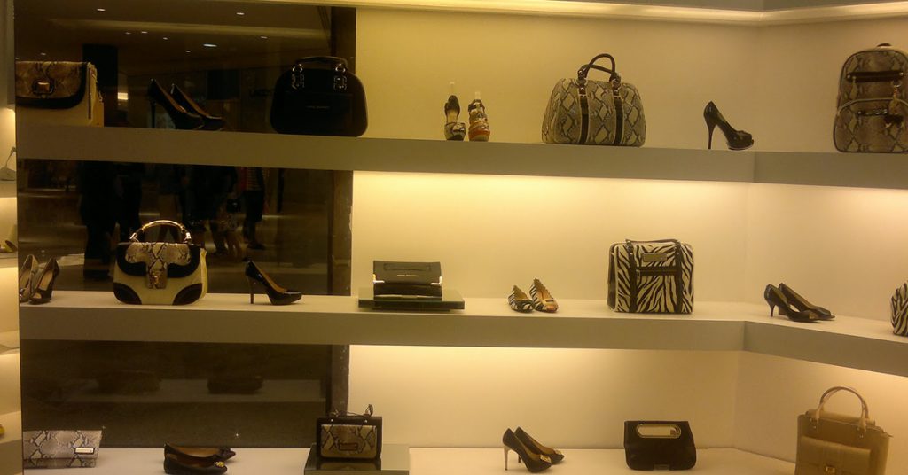 Vitrines Atraentes: Fita de LED Destacando Produtos e Texturas - ideia