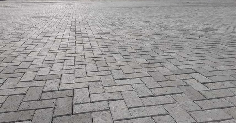 Minimalismo Seguro: Piso Antiderrapante Cinza Claro com Juntas Discretas - ideia