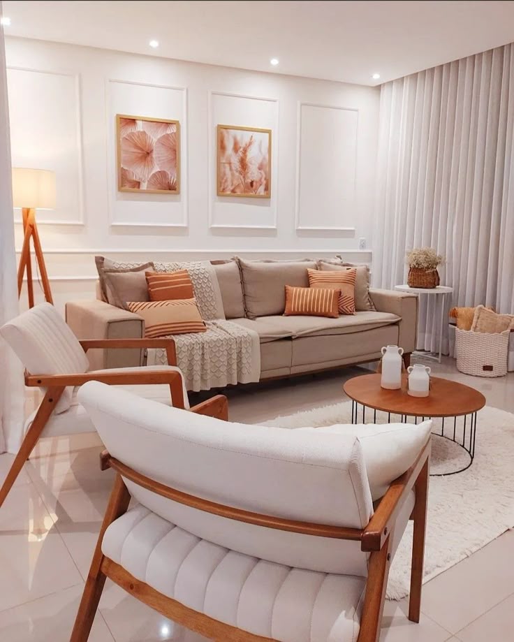 Sala Elegante com Sofá Retrátil e Mesa de Centro Espelhada - inspiração