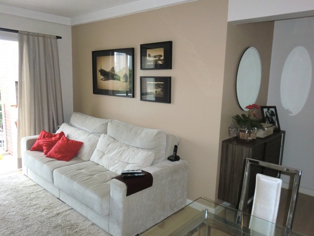 Arte na Parede: Sala de TV com Galeria de Quadros e Espelhos - ideia