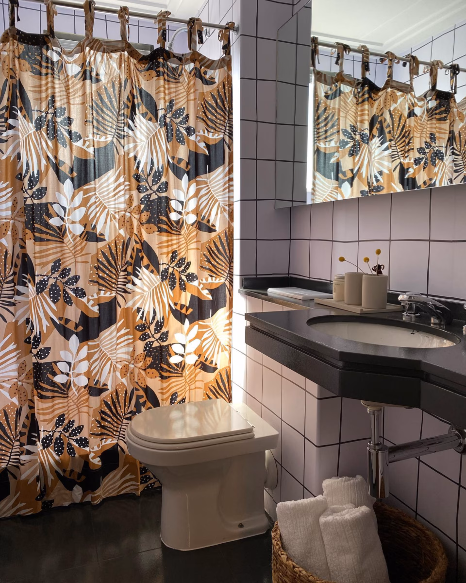 Banheiro Pequeno com Cortina Estampada e Acessórios Vintage - detalhe