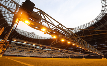 Gramado com Iluminação Estratégica: Destaque e Segurança Noturna - ideia