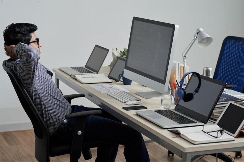 Cadeira Ergonômica em Tons Neutros com Costura Aparente: Minimalismo Aconchegante - inspiração