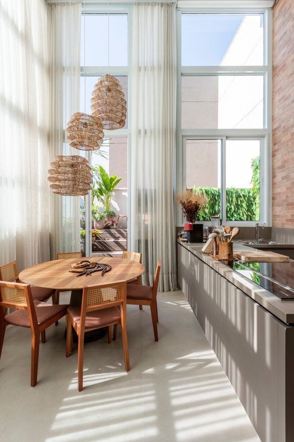 Com Cortinas de Linho e Plantas Suspensas - inspiração