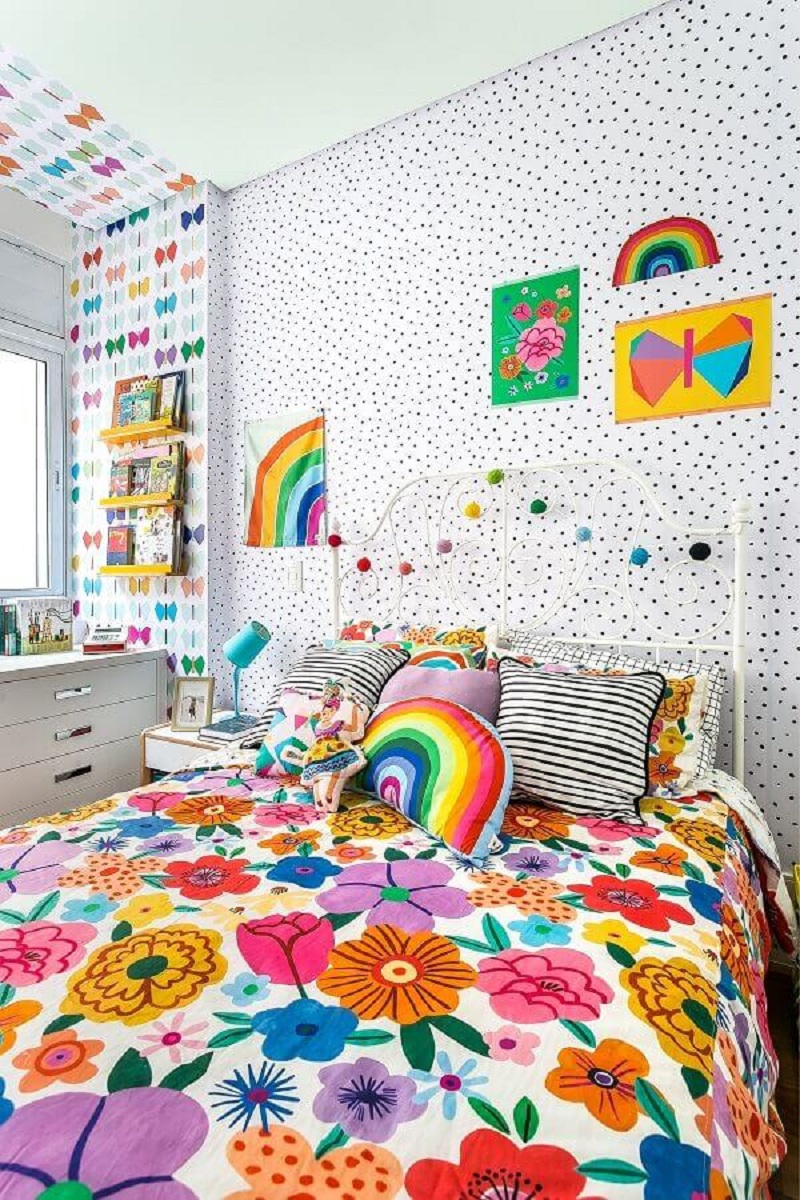 Quarto Pequeno Charmoso com Roupa de Cama Estampada: Cores e Alegria! - ideia