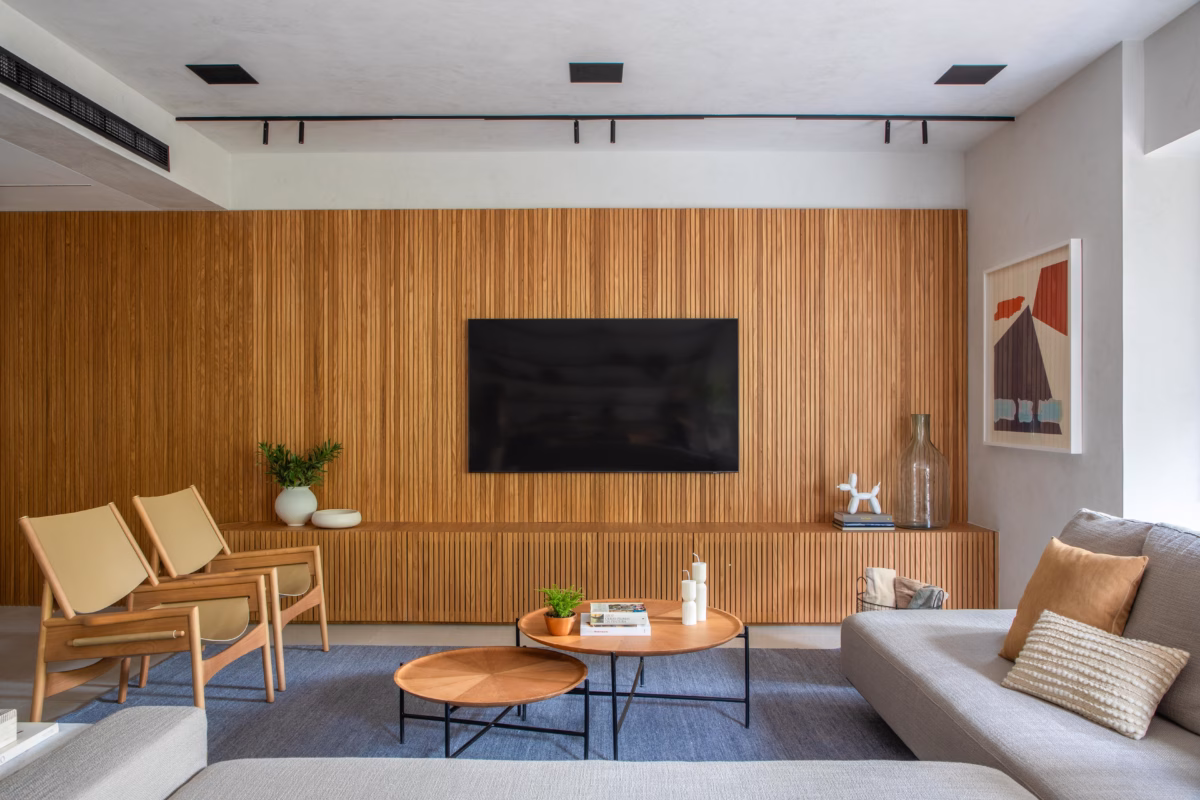 Decoração Moderna com Painel Ripado e Iluminação Indireta - inspiração