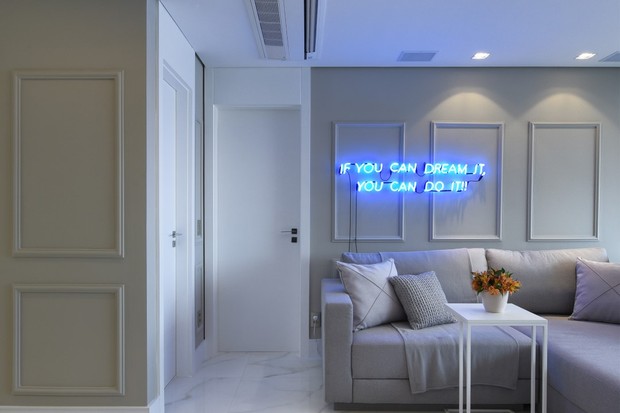 Com Espaço de Bar Integrado e Iluminação Neon - inspiração