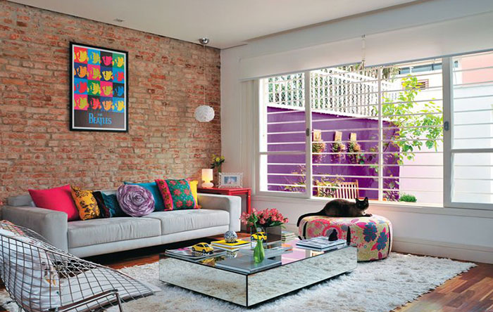 Estilo Industrial: Sofá-Cama em Sala com Paredes de Tijolinho e Metal - detalhe