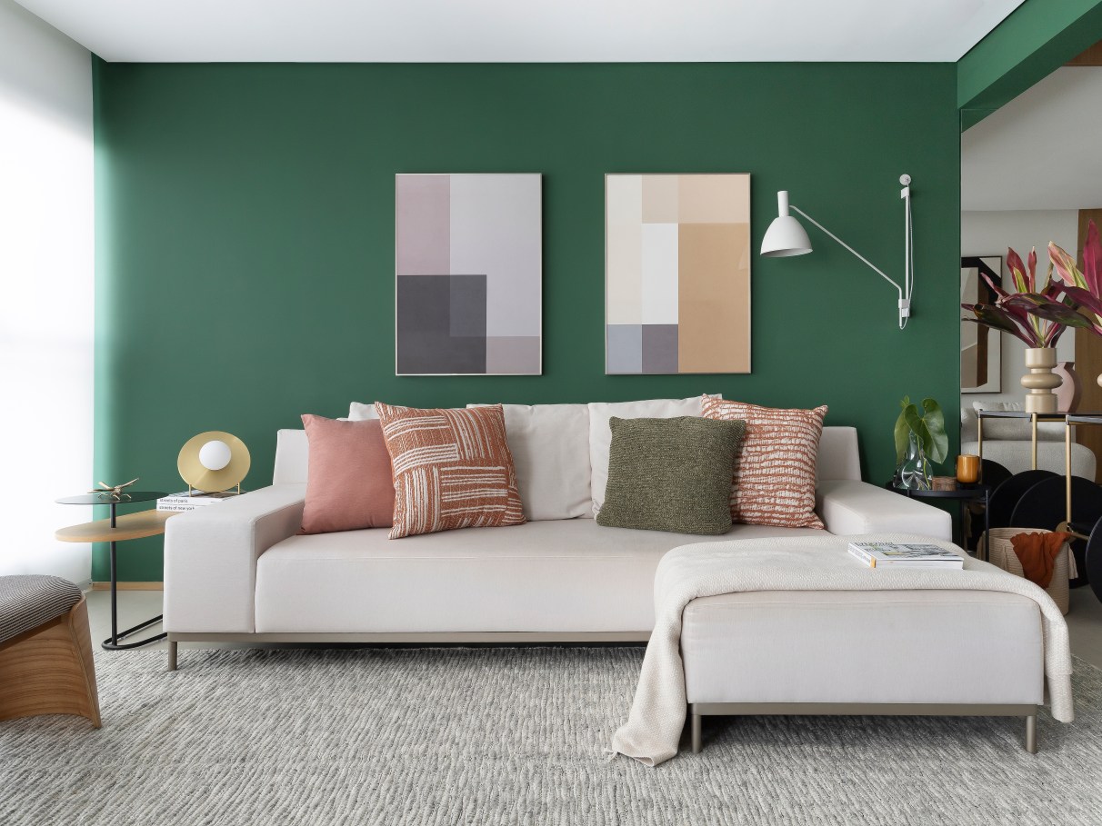 Verde Musgo e Iluminação Amarelada: Uma Sala de Cinema Aconchegante - detalhe