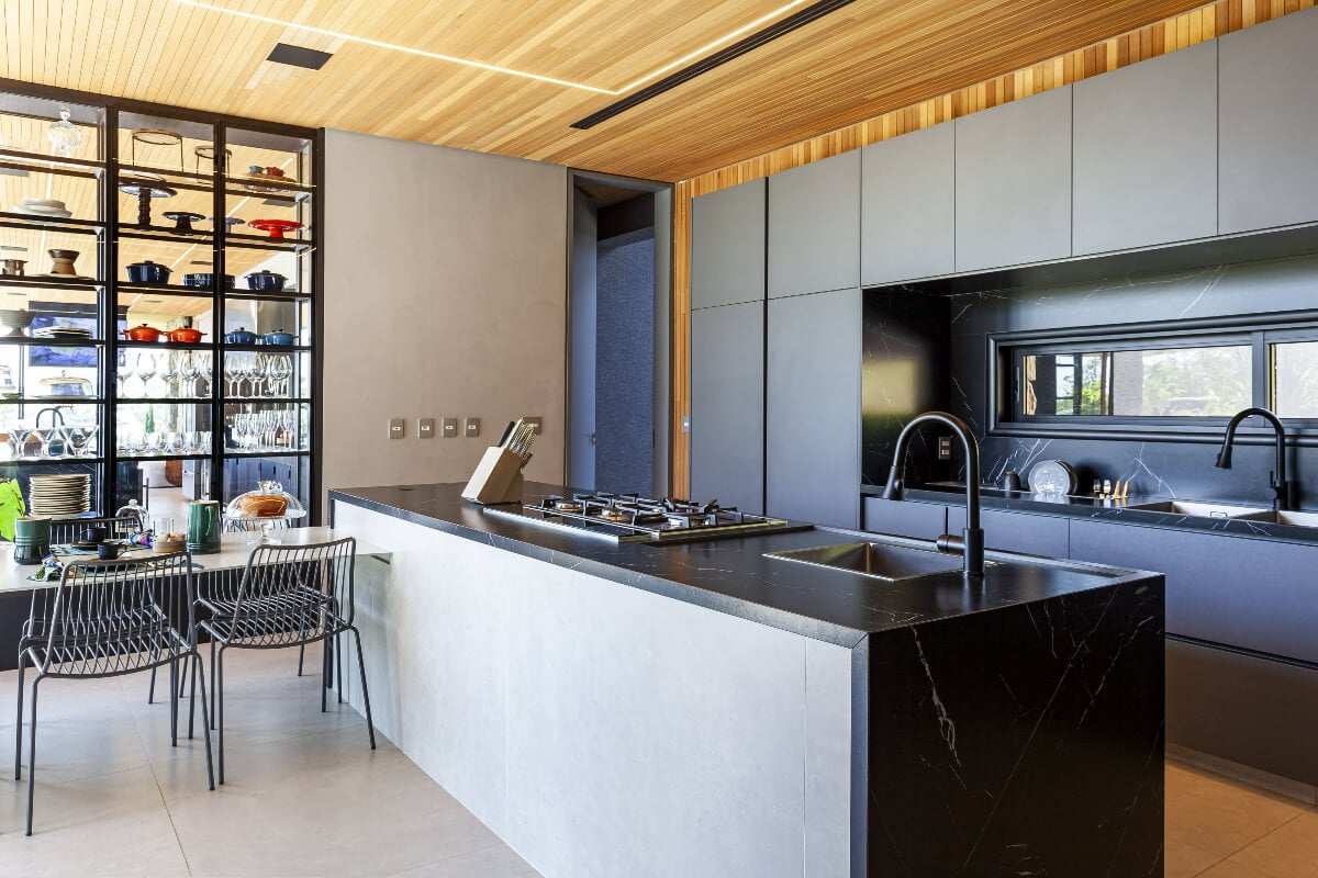 Armário Gourmet: Iluminação Estratégica e Acessórios Sofisticados - inspiração