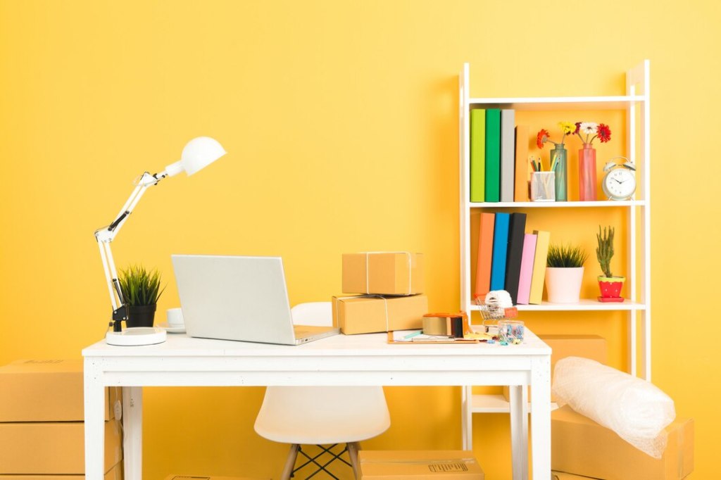 Home Office Moderno com Neon Criativo - inspiração