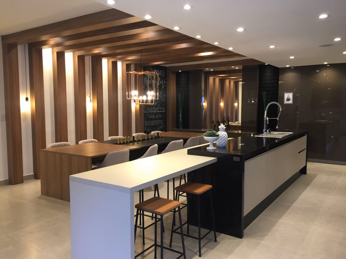 Com Ilha Preta e Mesa de Jantar Colorida: Contraste Vibrante - detalhe