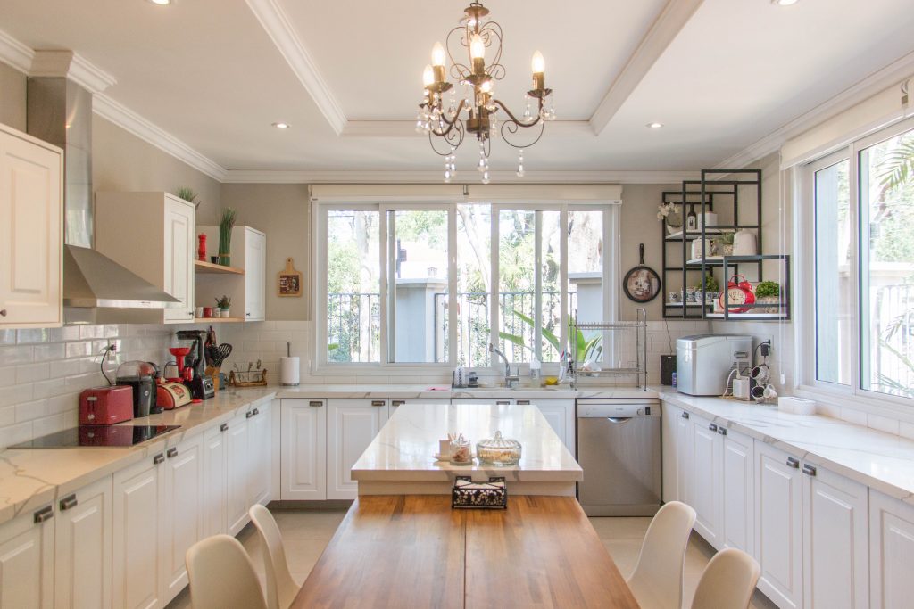 Estilo Provençal: Cozinha Romântica com Mesa Redonda e Detalhes Florais - inspiração