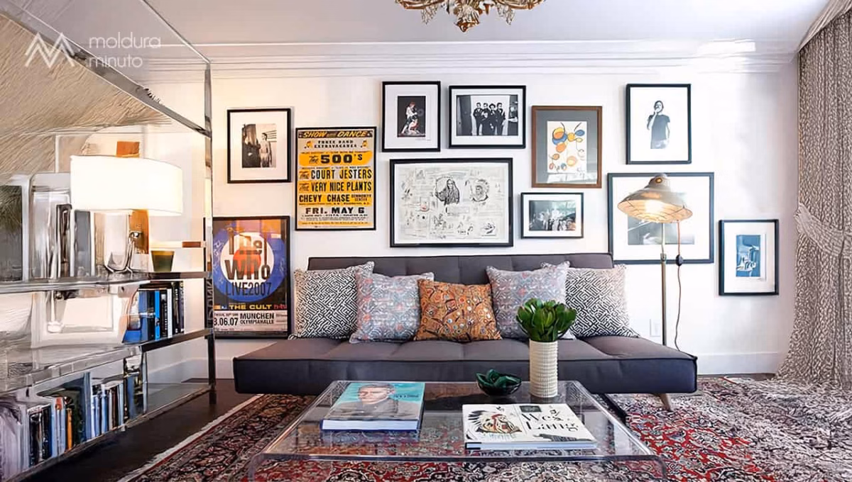 Composição Assimétrica: Quadros de Diferentes Tamanhos e Estilos para uma Sala Moderna - detalhe