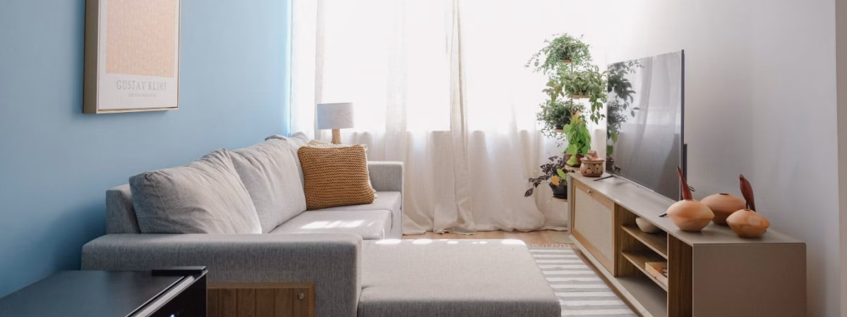 Simplicidade Sofisticada: Sala de Estar Pequena com Paleta Neutra e Texturas - inspiração