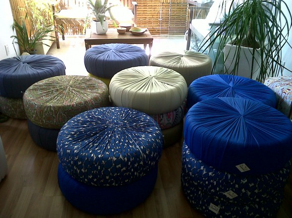 Puff de Pneu Luxuoso com Veludo: Maciez e Conforto Premium - inspiração