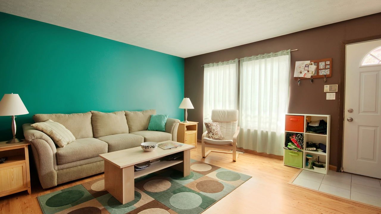 Verde Musgo e Iluminação Amarelada: Uma Sala de Cinema Aconchegante - ideia