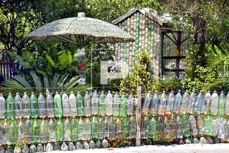 Sustentabilidade em Detalhes: Vedação com Garrafas PET - detalhe