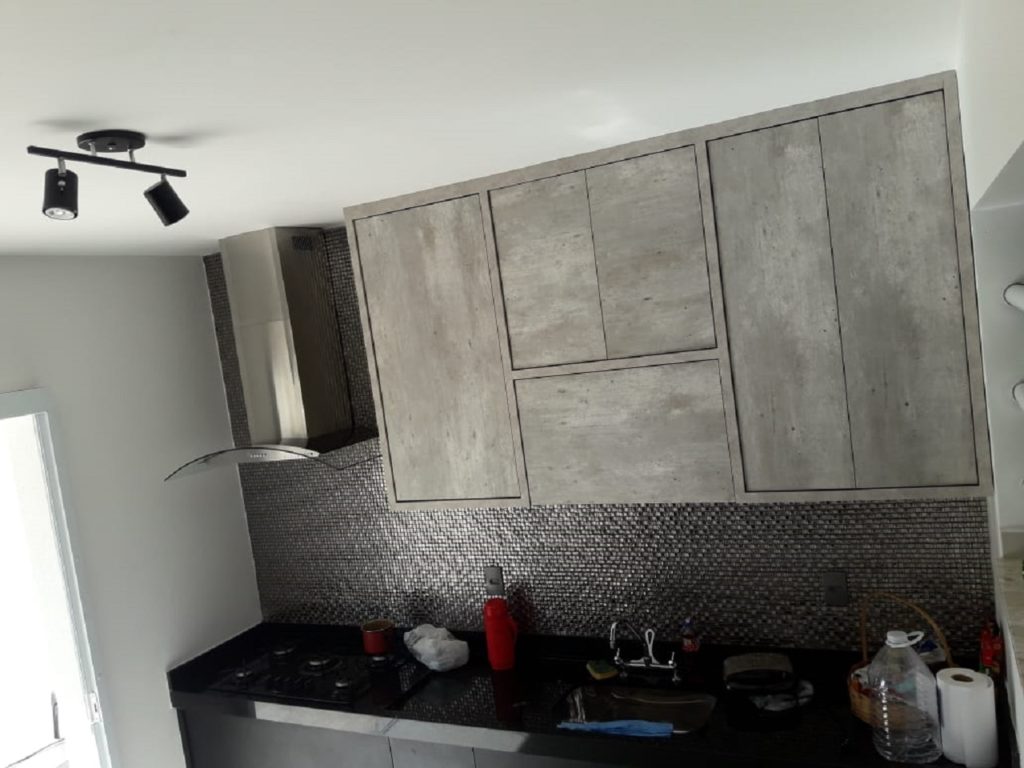 Armário de Cozinha em MDF com Textura de Cimento Queimado: Estilo Urbano e Minimalista! - inspiração