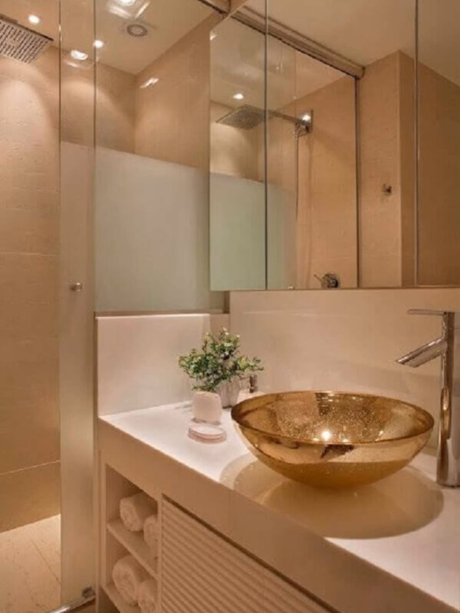 Banheiro Pequeno com Detalhes em Cobre e Luminárias Pendentes - detalhe