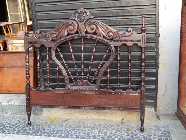 Cabeceira de Madeira com Entalhes: Arte e Tradição - ideia