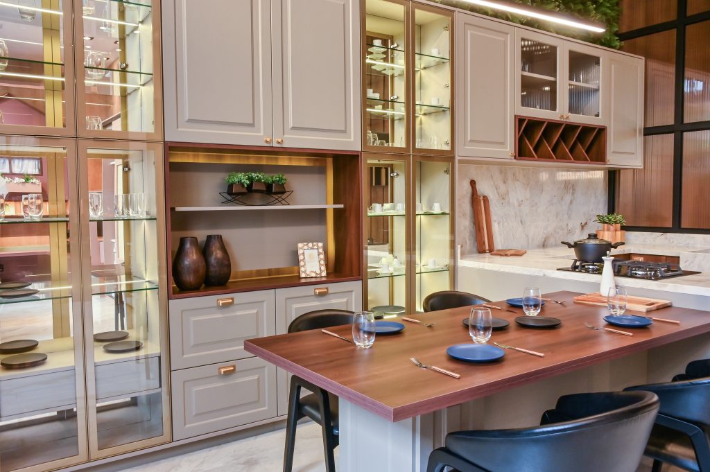 Estilo Provençal: Cozinha Romântica com Mesa Redonda e Detalhes Florais - ideia