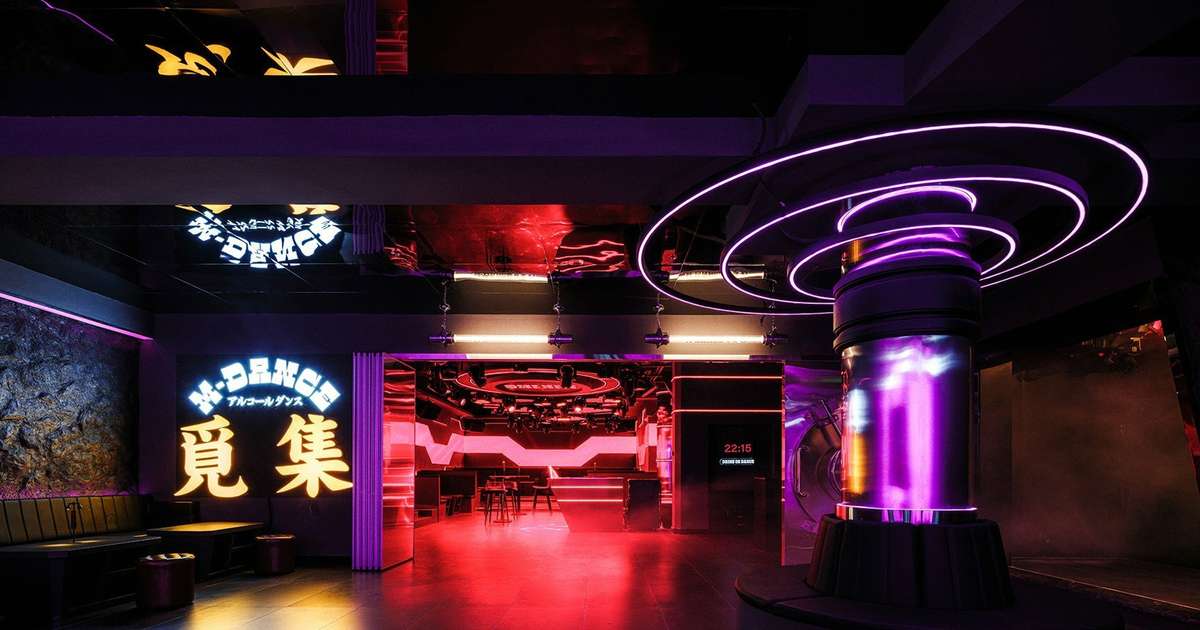 Com Espaço de Bar Integrado e Iluminação Neon - ideia