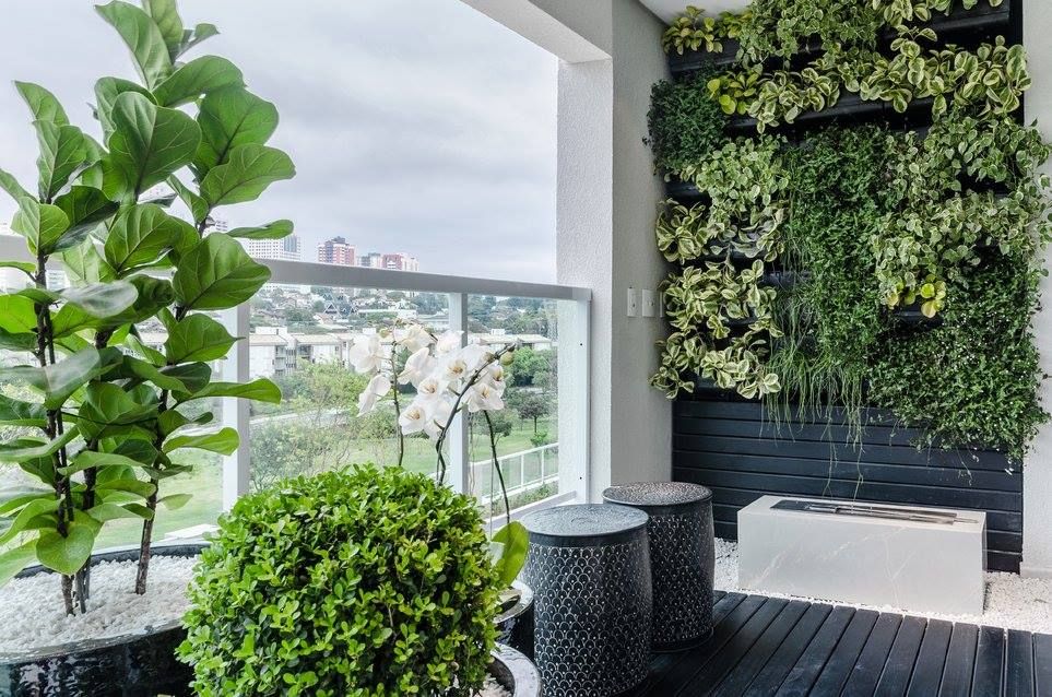 Varanda Romântica: Flores Delicadas e Mobiliário Vintage - ideia