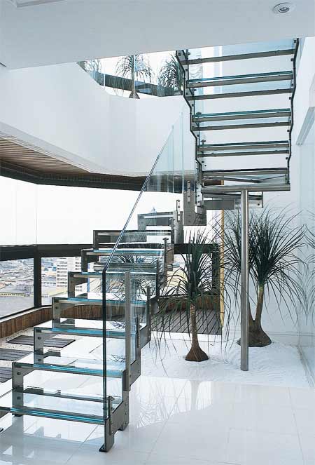 Escadas com detalhes luminosos: segurança e estilo em cada degrau - detalhe