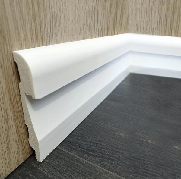 Contraste Marcante: Rodapé de Poliestireno em Cor Oposta ao Piso para Destacar a Decoração - detalhe