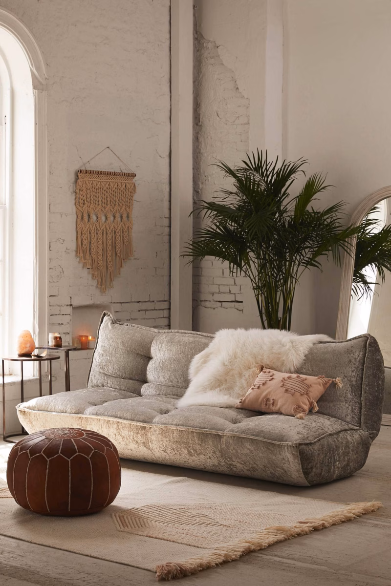 Delicadeza Romântica: Sofá-Cama com Estampa Floral em Sala Aconchegante - detalhe