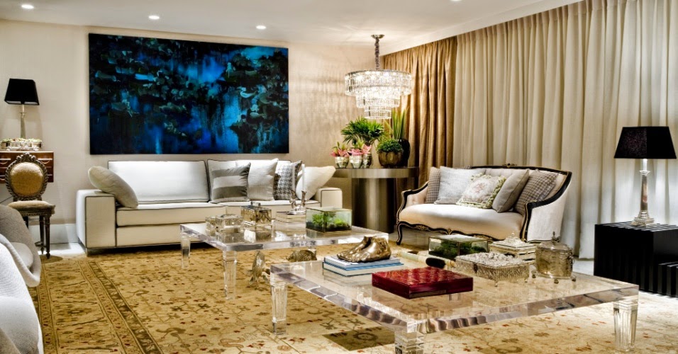 Sala Despojada com Adesivos de Parede e Luminárias Pendentes - inspiração