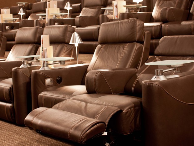 Cadeiras Reclináveis e Suporte para Copos: Conforto de Cinema VIP! - inspiração