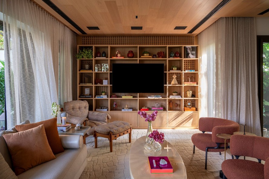 Tecnologia Invisível: Sala de TV com Cabos Ocultos e Som Ambiente - detalhe