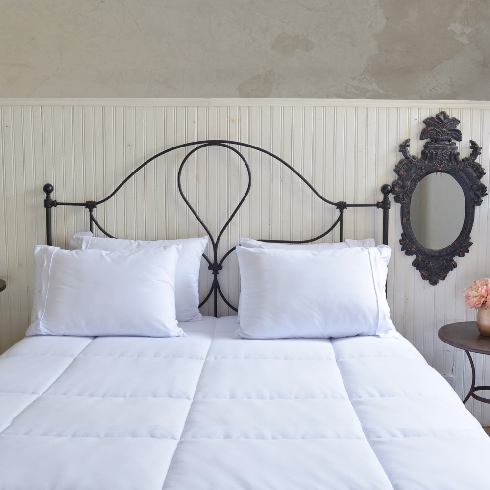 Cabeceira de Ferro com Encosto Acolchoado em Veludo: Conforto e Glamour - detalhe