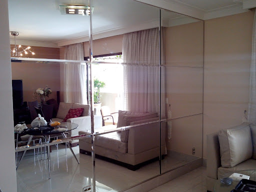 Espelho Bisotado na Sala de Jantar: Refinamento e Brilho - ideia