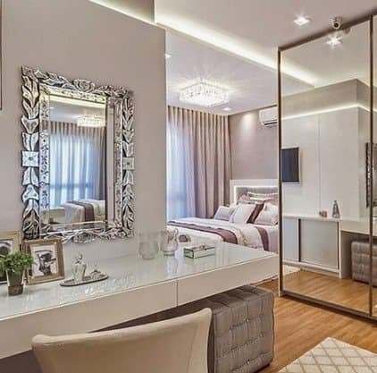 Reflexo e Amplitude: Decoração com Espelhos Grandes e Iluminação Estratégica - ideia