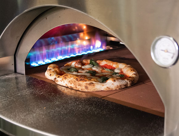 Forno de Pizza a Gás com Design Moderno e Cores Vibrantes - detalhe